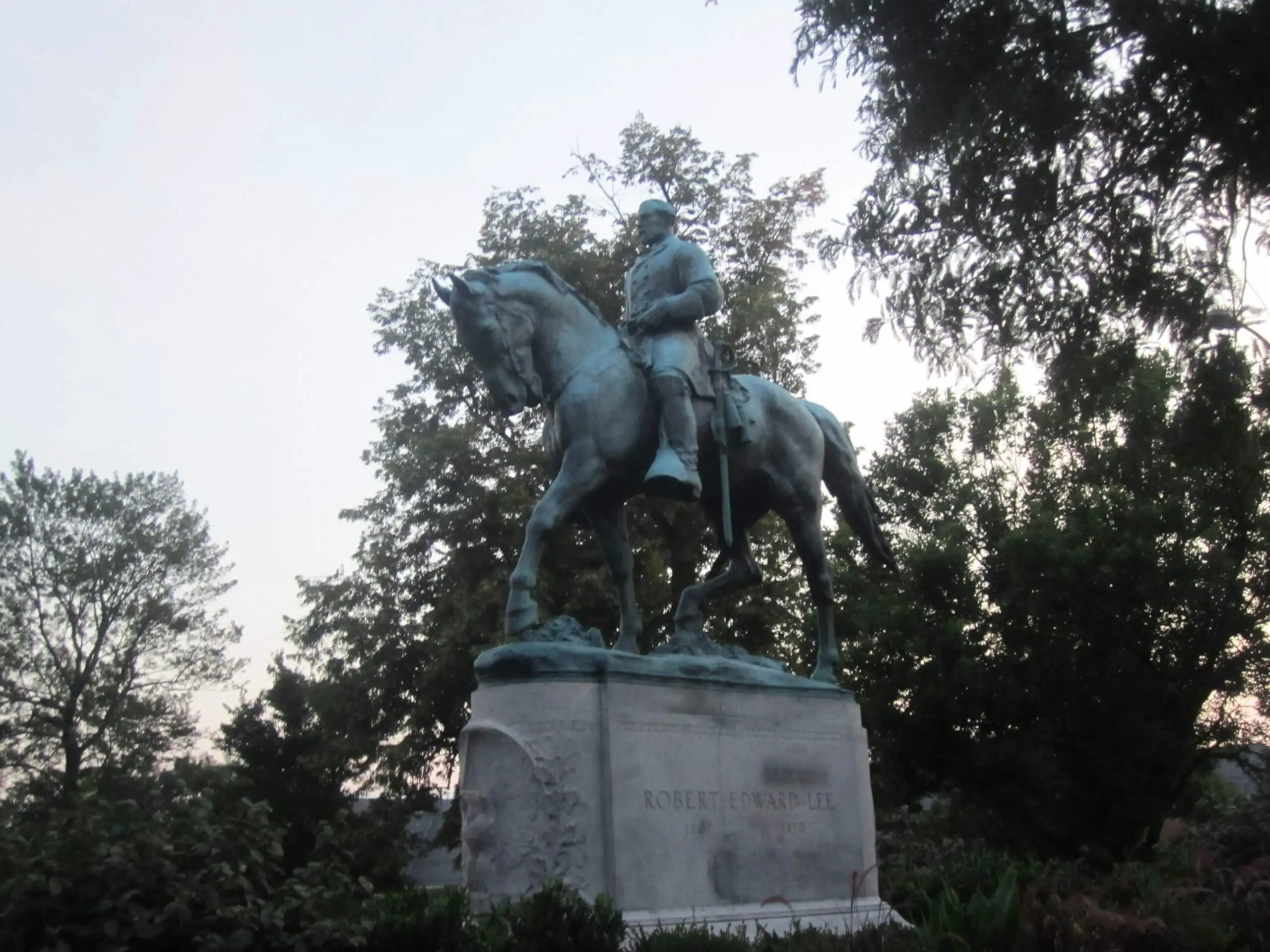 Statue of Robert E Lee riding a horse
