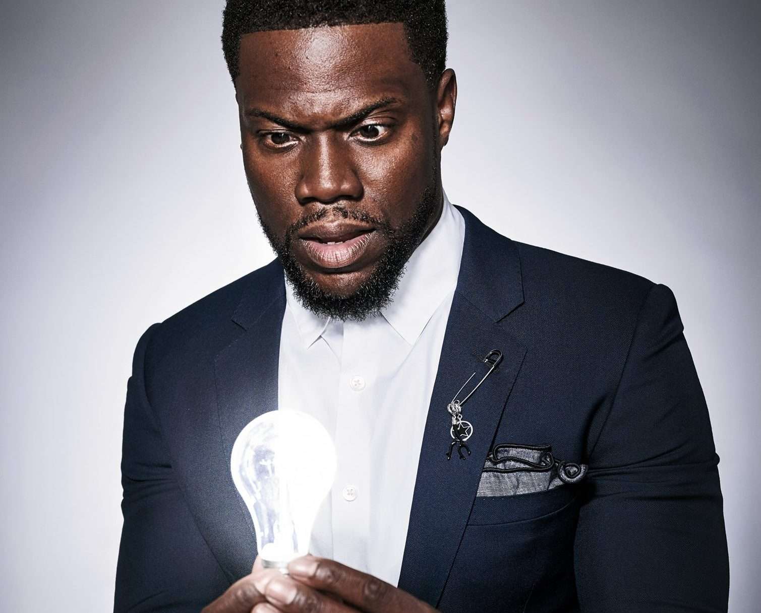 Kevin hart getting a idea looking at a light bulb