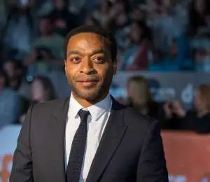 Chiwetel Ejiofor in a suit on red carpet